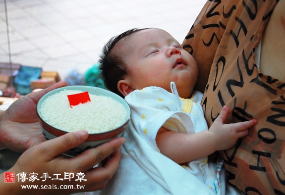 永谷寶寶(新北永和區嬰兒寶寶滿月剃頭理髮、免費嬰兒剃胎毛儀式吉祥話)。中國風會場，爸媽寶貝免費穿「日中韓」古裝禮服。專業拍照、DVD光碟、證書。★購買「臍帶章、肚臍章、胎毛筆刷印章」贈送：剃頭、收涎、抓周，三選一。 2015.11.17 照片6